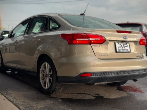 Used 2016 Ford Focus SE w/ SE Power Seat Package image 4