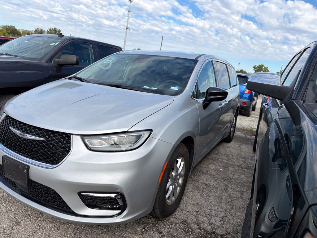 Used 2024 Chrysler Pacifica Touring-L FWD image 3