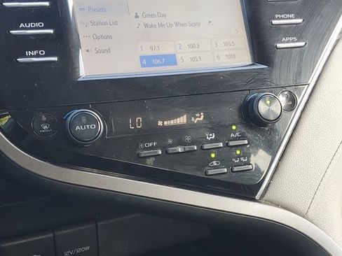 Used 2018 Toyota Camry XLE FWD image 21