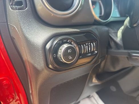Used 2021 Jeep Gladiator Rubicon AWD/4WD image 13