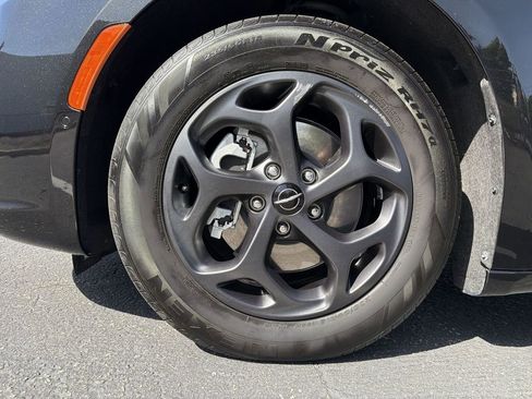Used 2022 Chrysler Pacifica Limited w/ Uconnect Theater Family Group FWD image 19