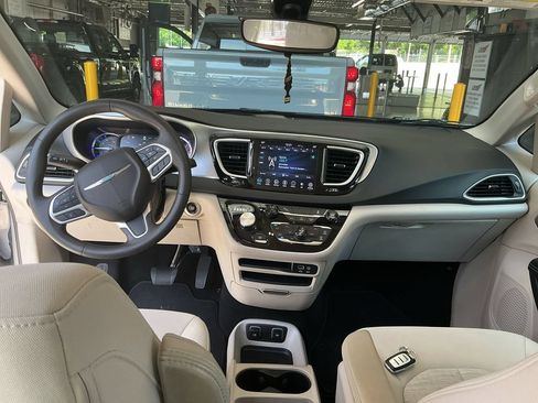 Used 2018 Chrysler Pacifica Touring Plus FWD image 9