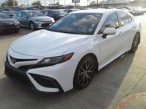 Used 2023 Toyota Camry SE image 3