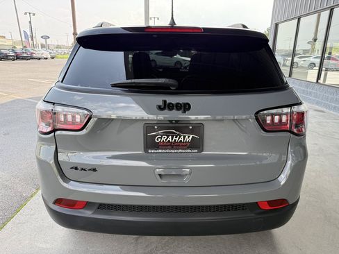 Used 2023 Jeep Compass Latitude w/ Sun and Sound Group AWD/4WD image 5