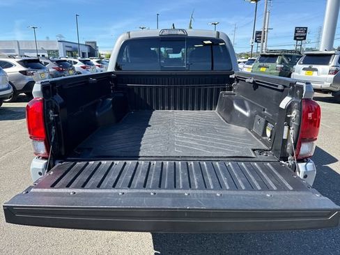 Used 2019 Toyota Tacoma TRD Off-Road AWD/4WD image 12