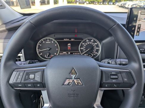 New 2025 Mitsubishi Outlander SE image 28