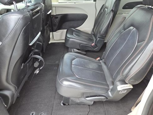 Used 2017 Chrysler Pacifica Touring-L Plus w/ Tire & Wheel Group FWD image 15