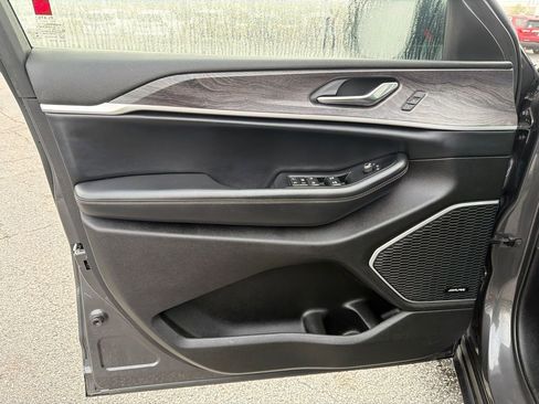 Used 2022 Jeep Grand Cherokee L Limited image 10