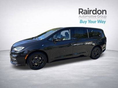 Used 2023 Chrysler Pacifica Limited w/ S Appearance Package