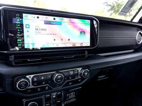 Used 2025 Jeep Gladiator Sport image 23