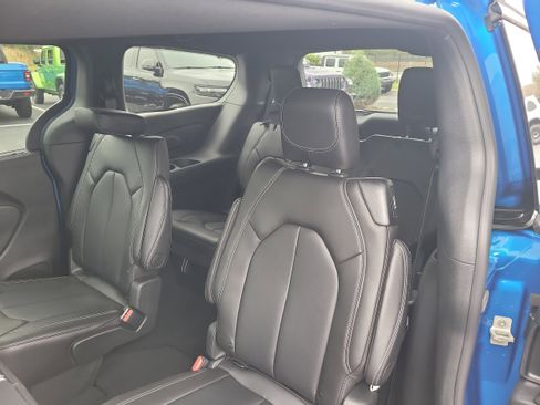 New 2026 Chrysler Pacifica Select image 11