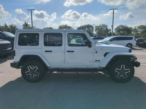 Used 2025 Jeep Wrangler Unlimited Sahara w/ Safety Group AWD/4WD image 5