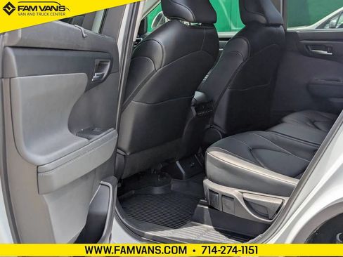Used 2023 Toyota Highlander XLE FWD image 14