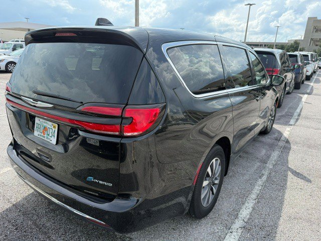 Used 2023 Chrysler Pacifica Touring-L FWD image 2