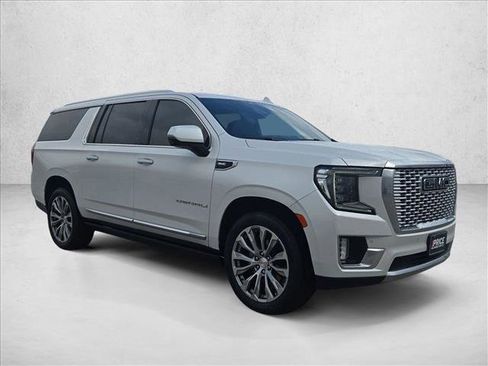 Used 2021 GMC Yukon XL Denali w/ Denali Premium Package image 3