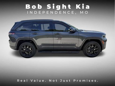 Used 2025 Jeep Grand Cherokee Altitude AWD/4WD image 15