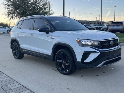 Certified 2023 Volkswagen Taos SE w/ Panoramic Sunroof Package image 2