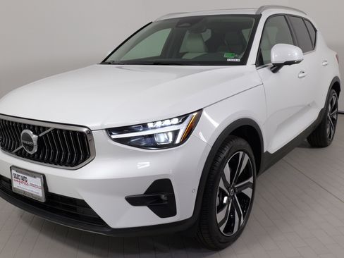 Used 2024 Volvo XC40 B5 Plus w/ Climate Package image 4