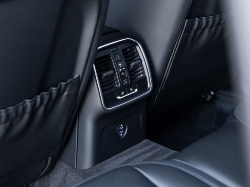 Certified 2026 Porsche Macan S AWD/4WD image 34