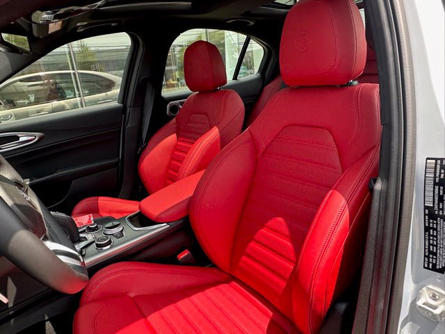 Used 2025 Alfa Romeo Giulia AWD image 9
