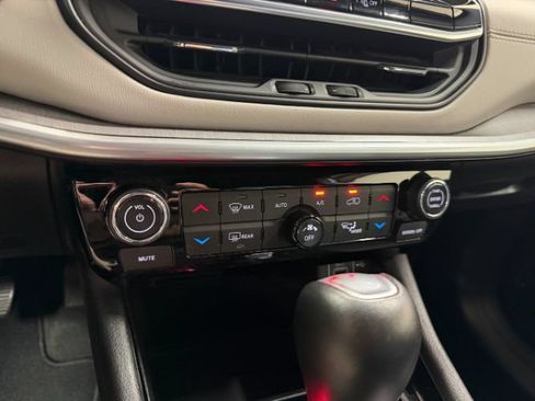 Used 2025 Jeep Compass Limited AWD/4WD image 17