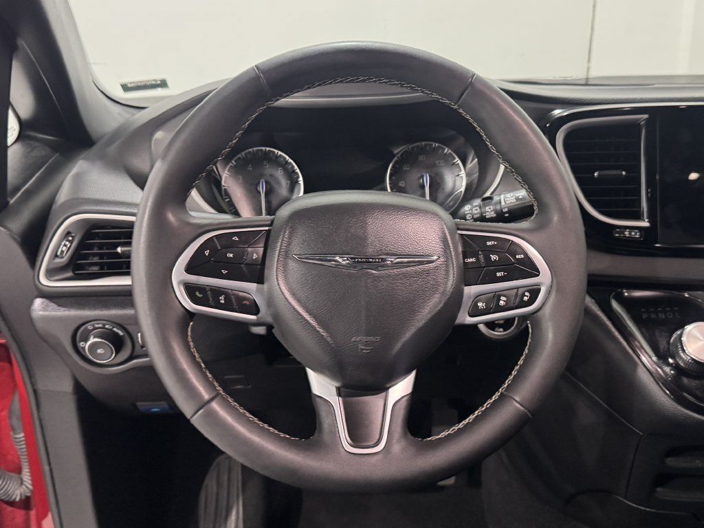 Used 2025 Chrysler Pacifica Select FWD image 5