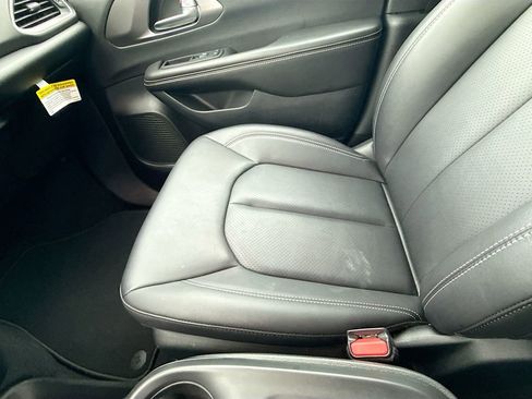 Used 2026 Chrysler Pacifica Select image 24