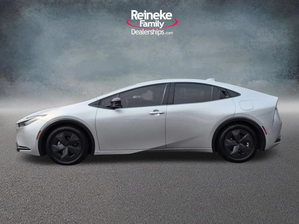 Used 2025 Toyota Prius LE FWD image 10