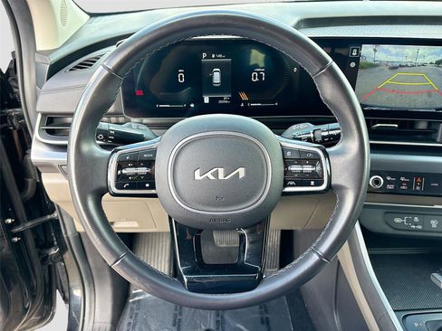 Used 2025 Kia Carnival FWD image 11
