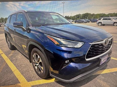 Used 2022 Toyota Highlander XLE AWD/4WD image 2
