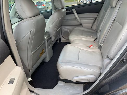 Used 2012 Toyota Highlander SE w/ Tow Pkg AWD/4WD image 9