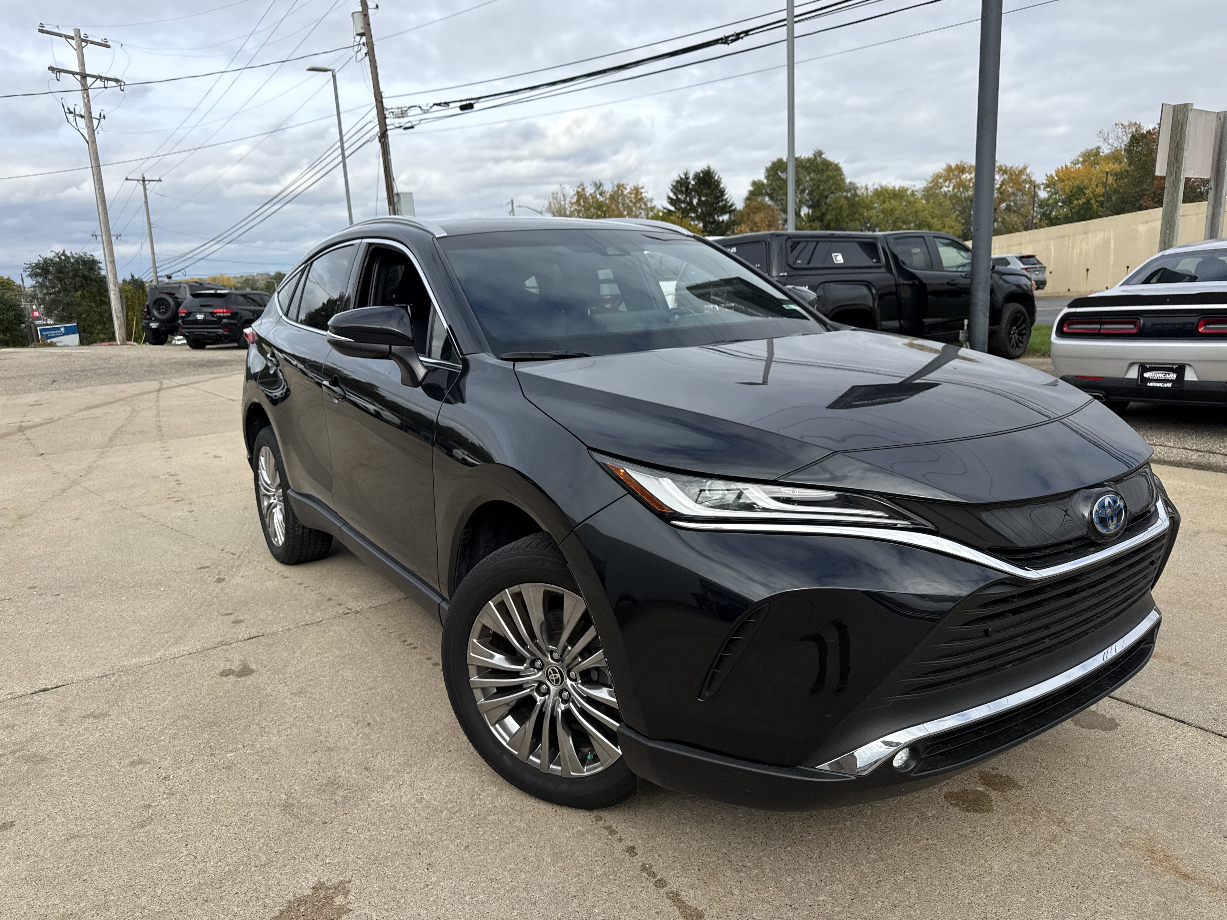 Used 2023 Toyota Venza XLE AWD/4WD image 4