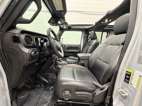 Used 2023 Jeep Wrangler Unlimited Sahara AWD/4WD image 31