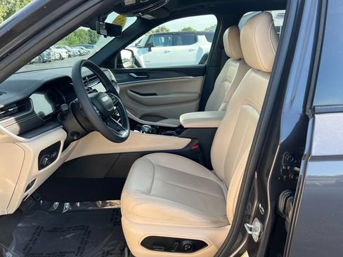 Used 2023 Jeep Grand Cherokee Limited w/ Luxury Tech Group II AWD/4WD image 4