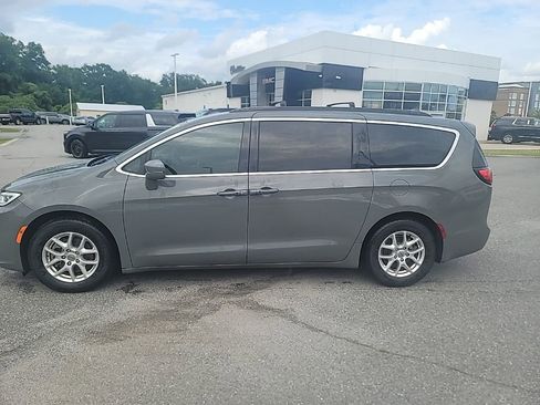 Used 2022 Chrysler Pacifica Touring-L FWD image 4