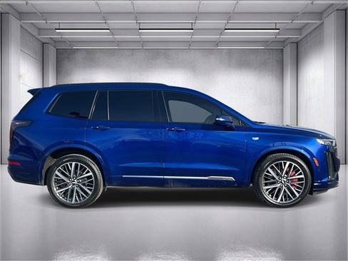 Used 2023 Cadillac XT6 Sport w/ Platinum Package image 2