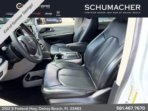 Used 2023 Chrysler Pacifica Touring-L FWD image 10