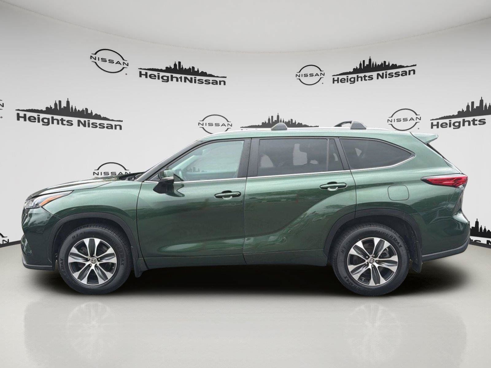 Used 2023 Toyota Highlander XLE AWD/4WD image 2