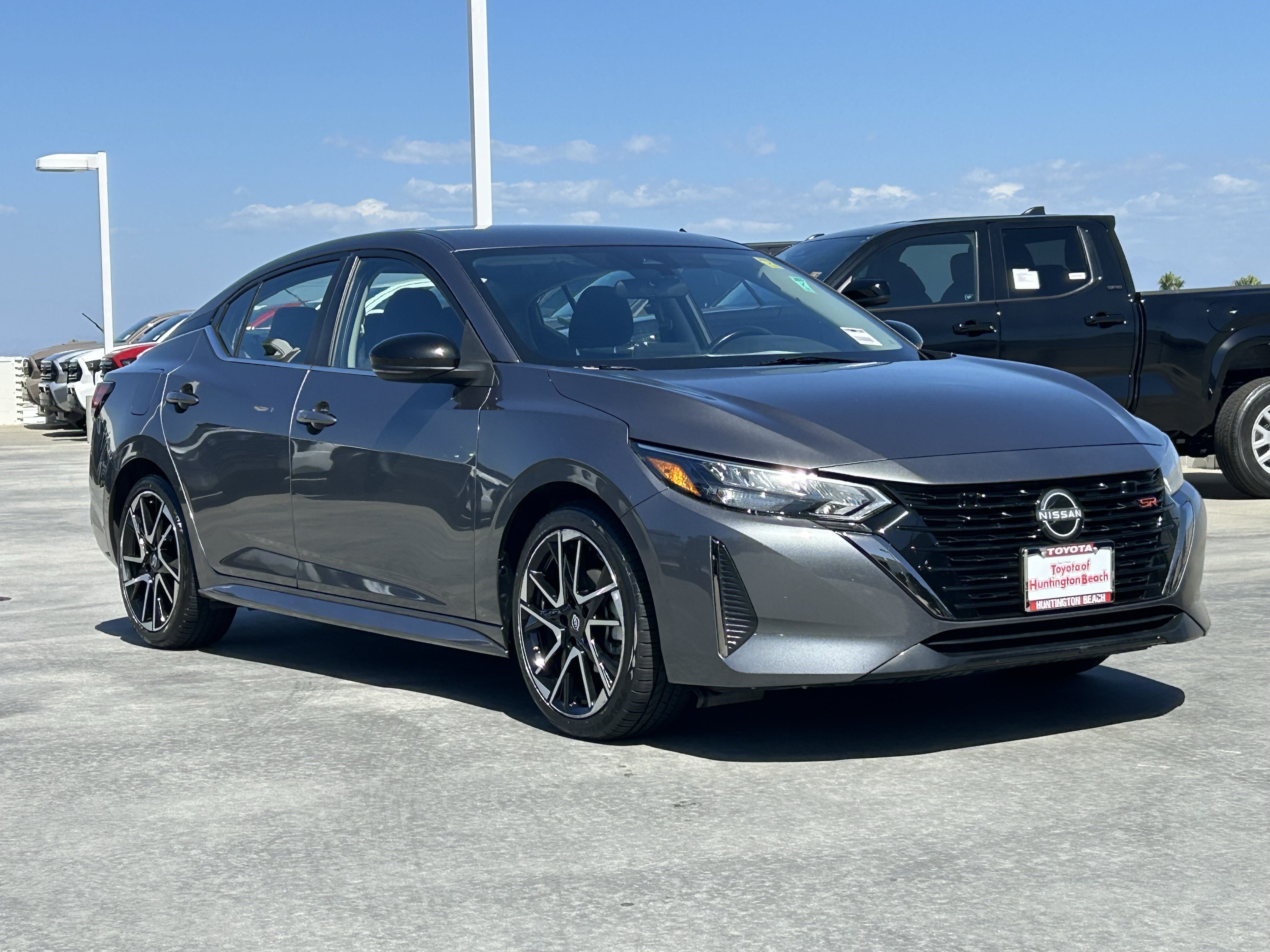 Used 2025 Nissan Sentra SR FWD image 2