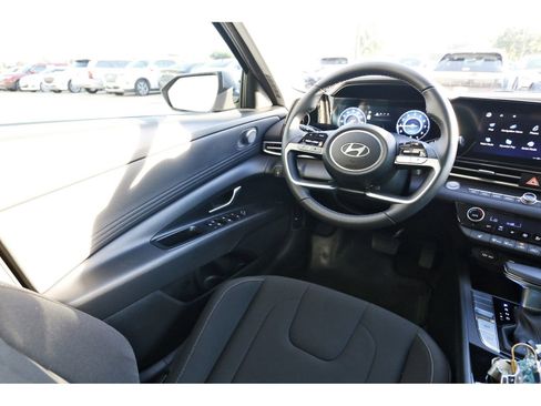 Certified 2025 Hyundai Elantra SEL image 10