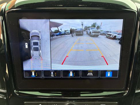 Used 2023 Chevrolet Traverse Premier image 9