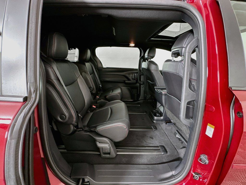 Used 2026 Toyota Sienna XSE FWD image 28