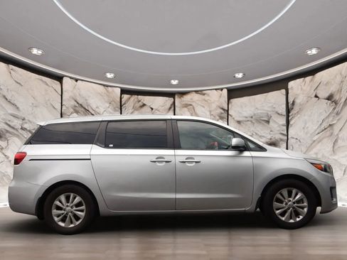 Used 2016 Kia Sedona LX image 5