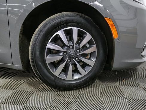 Used 2021 Chrysler Pacifica Touring-L image 15