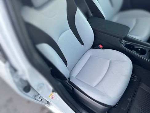 Used 2022 Toyota Prius L Eco FWD image 32