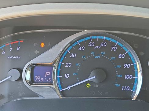 Used 2014 Toyota Sienna XLE image 19