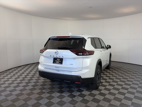 Certified 2025 Nissan Rogue SV image 10