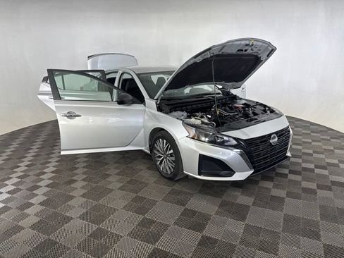 Used 2024 Nissan Altima 2.5 SV FWD image 12