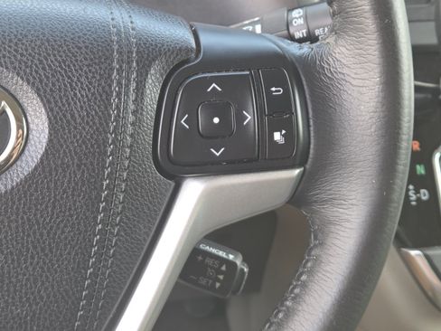 Used 2017 Toyota Sienna XLE Premium AWD/4WD image 9