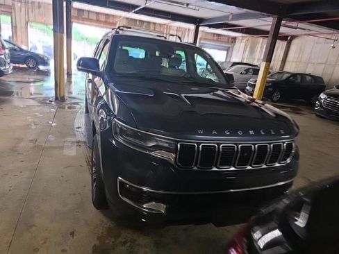 Used 2023 Jeep Wagoneer 4WD w/ Premium Group I image 3